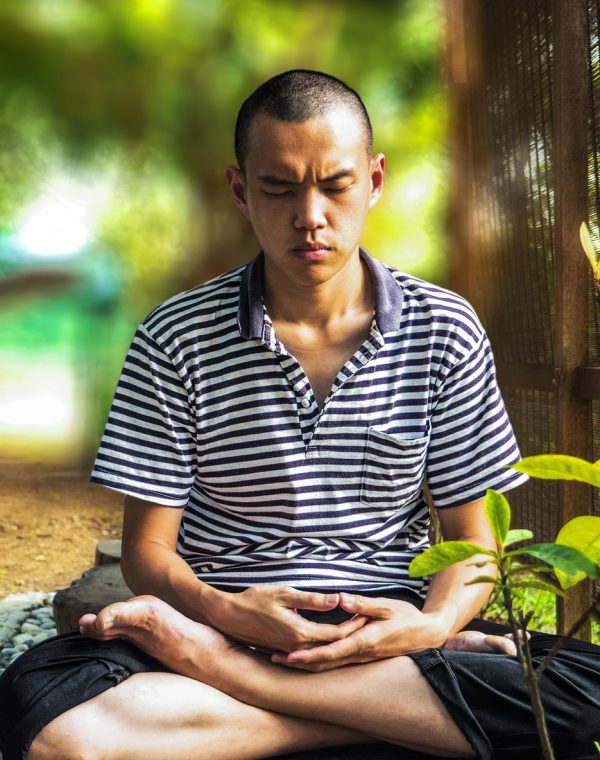 编辑部的纸质档案柜与分格资料盒，每个盒子贴着妈妈的职业韩剧主题标签，光线从百叶窗斜切进来形成细长阴影
